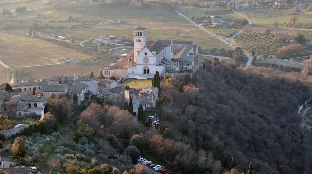 Assisi - Basilica di San Francesco dalla torre poligonale di Rocca Maggiore