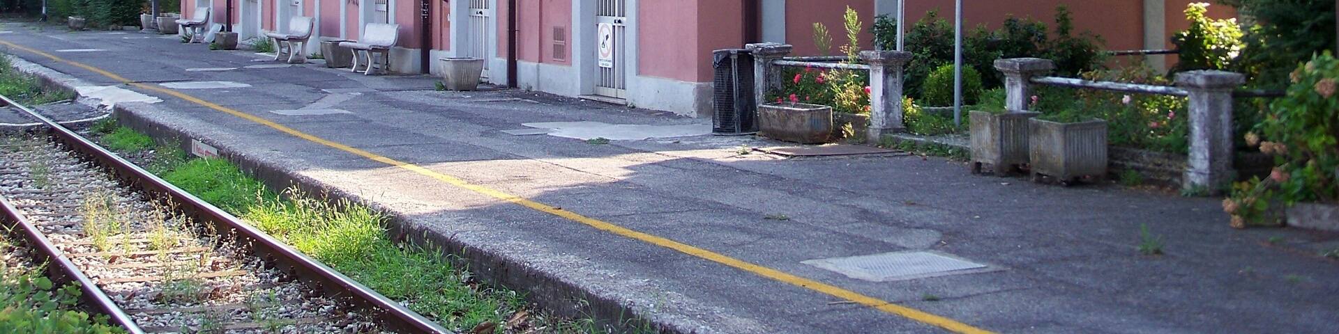 Lato ferrovia della Stazione di Manerbio sulla ferrovia Brescia-Cremona.