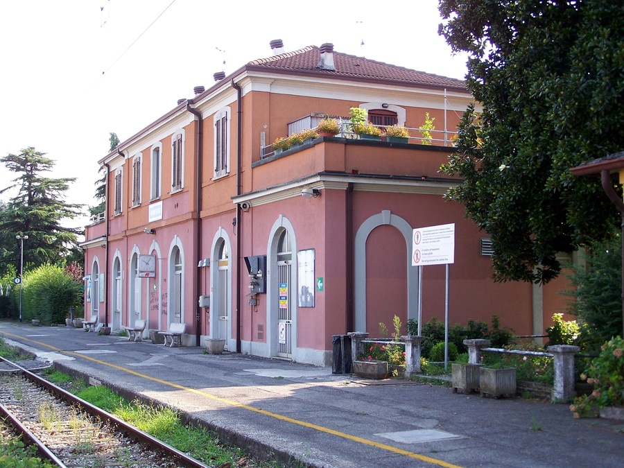 Lato ferrovia della Stazione di Manerbio sulla ferrovia Brescia-Cremona.