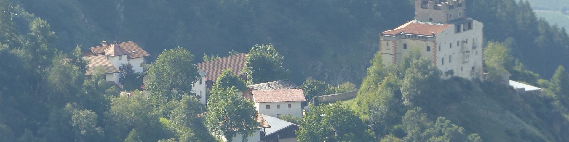 Burg Schlandersberg in Schlanders mit Nebengebäuden
