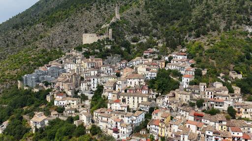 Roccacasale, piccolo borgo dell'Abruzzo arroccato sulla montagna.
Vista aerea del piccolo paese rurale dell'Italia centrale, in provincia dell'Aquila, con il castello De Sanctis.