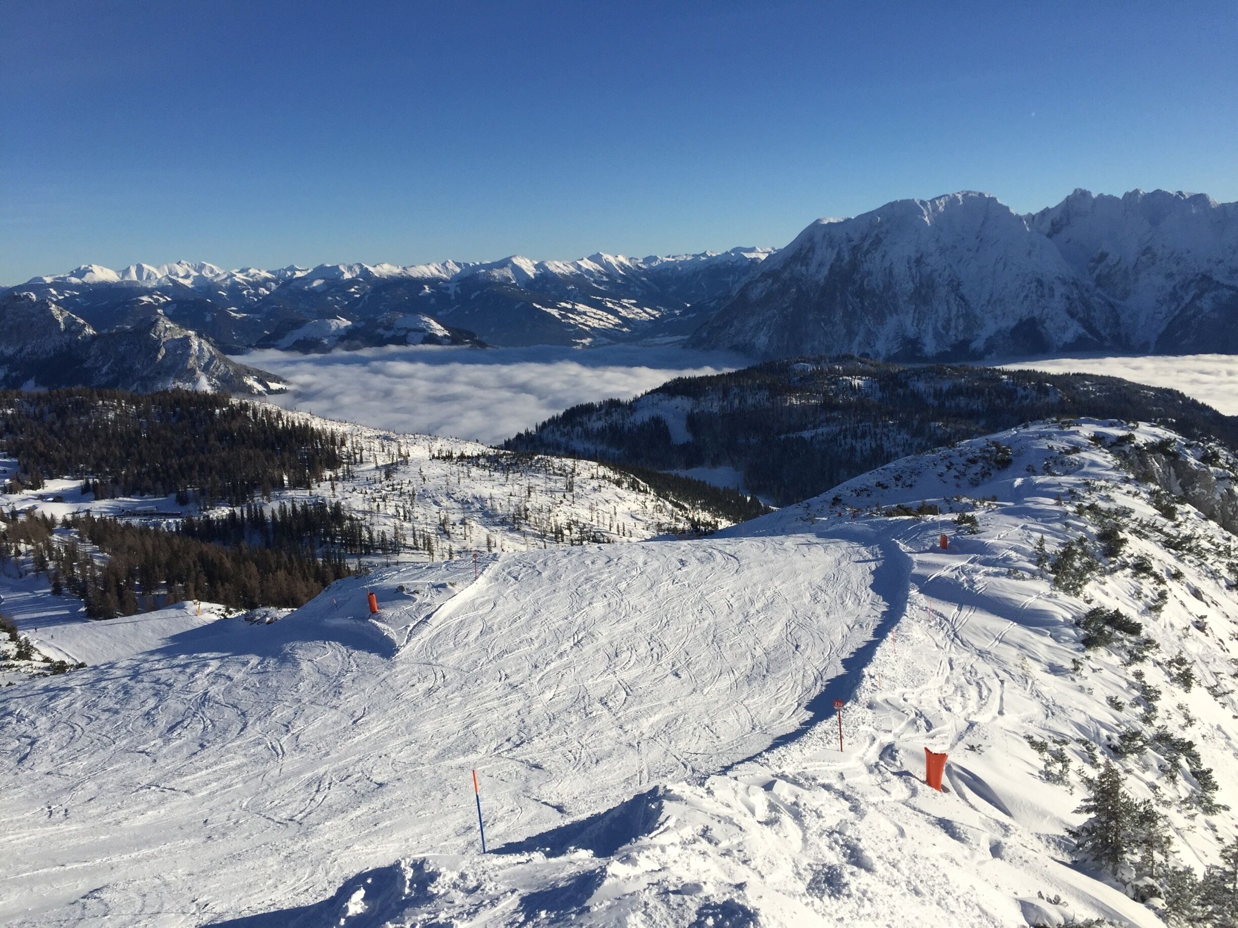 Downhill piste from the Lawinenstein with Grimming and fog