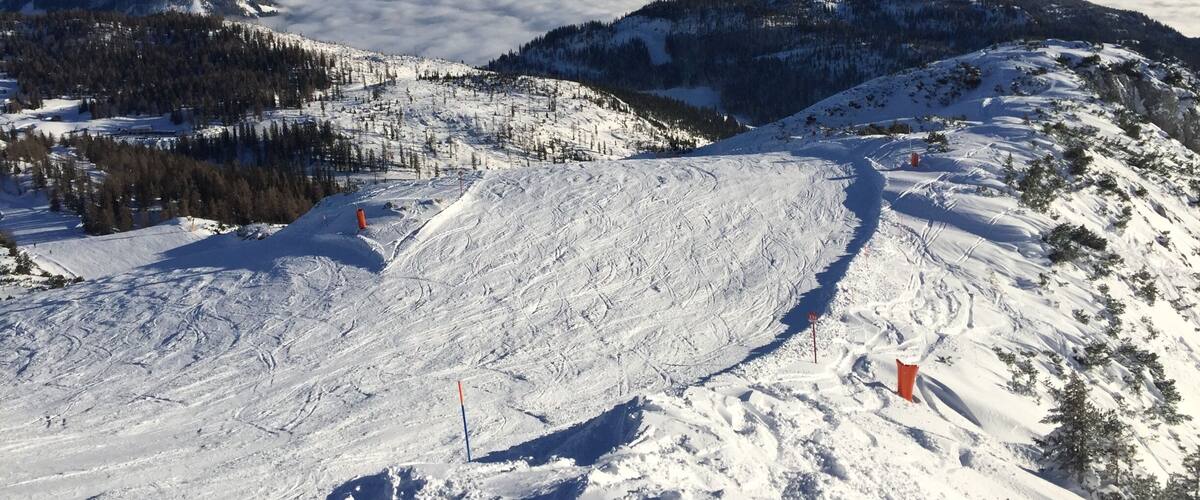 Downhill piste from the Lawinenstein with Grimming and fog
