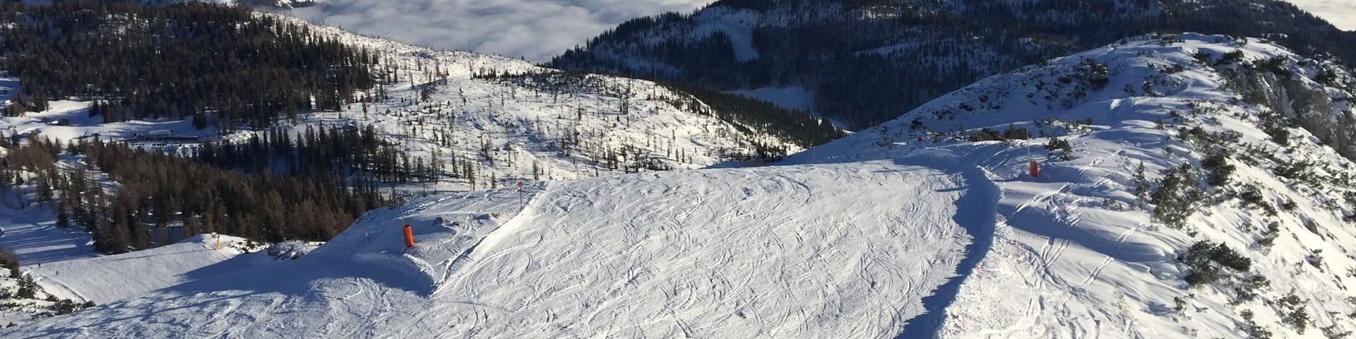 Downhill piste from the Lawinenstein with Grimming and fog