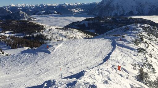 Downhill piste from the Lawinenstein with Grimming and fog