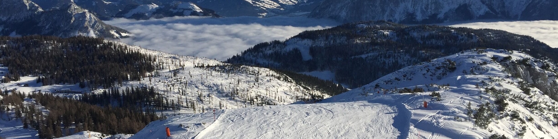 Downhill piste from the Lawinenstein with Grimming and fog