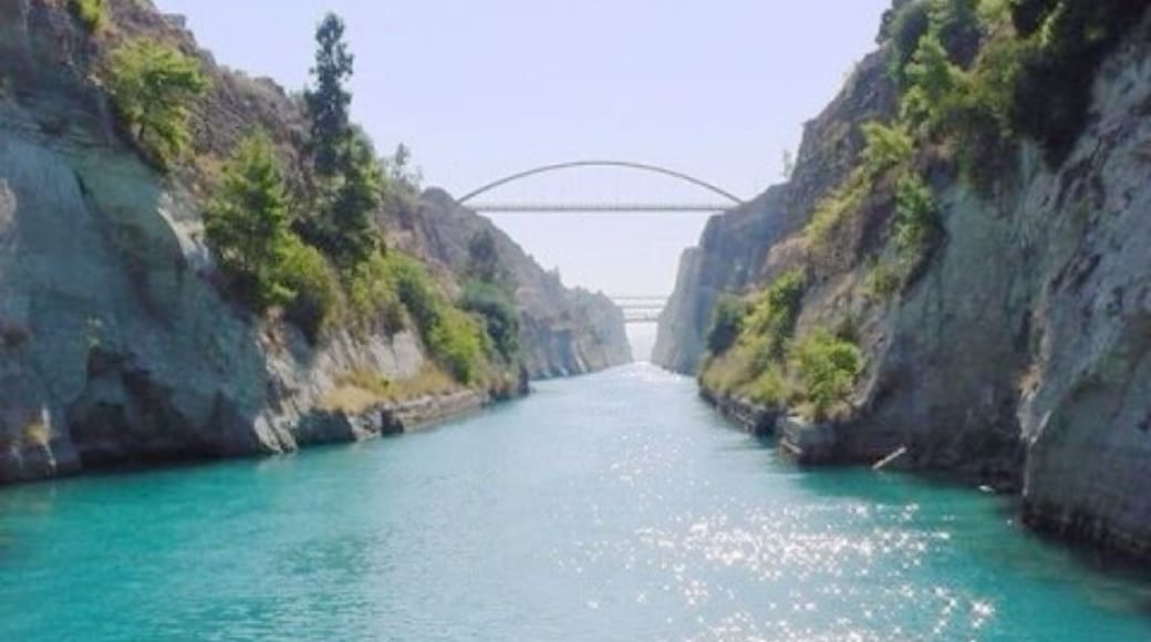 Cruise on the Canal Vista through Corinth Canal.