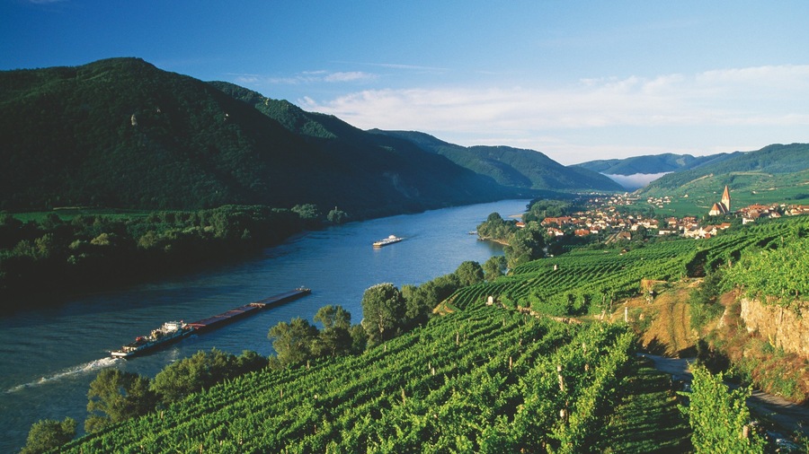 Weissenkirchen in der Wachau showing landscape views, mountains and a river or creek