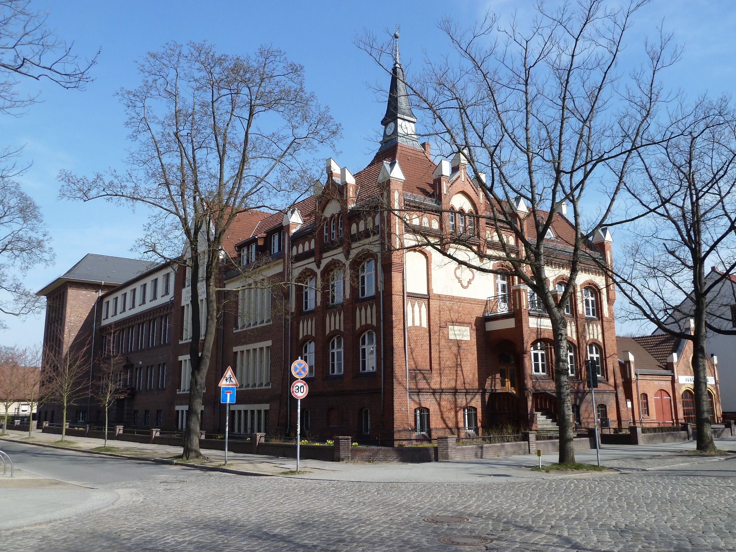 Humboldt-Gymnasium Eichwalde in der Bahnhofstr.