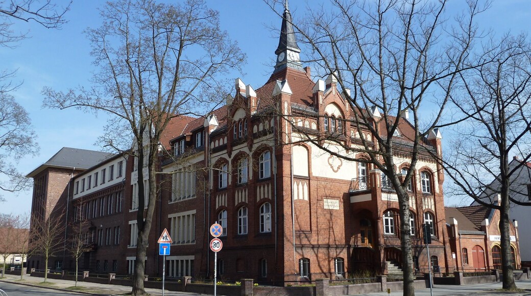 Humboldt-Gymnasium Eichwalde in der Bahnhofstr.