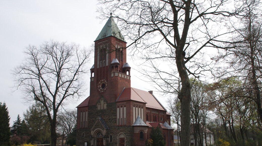 Eichwalde in Brandenburg. Die katholische Kirche und das Pfarhaus steht unter Denkmalschutz.