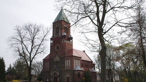 Eichwalde in Brandenburg. Die katholische Kirche und das Pfarhaus steht unter Denkmalschutz.