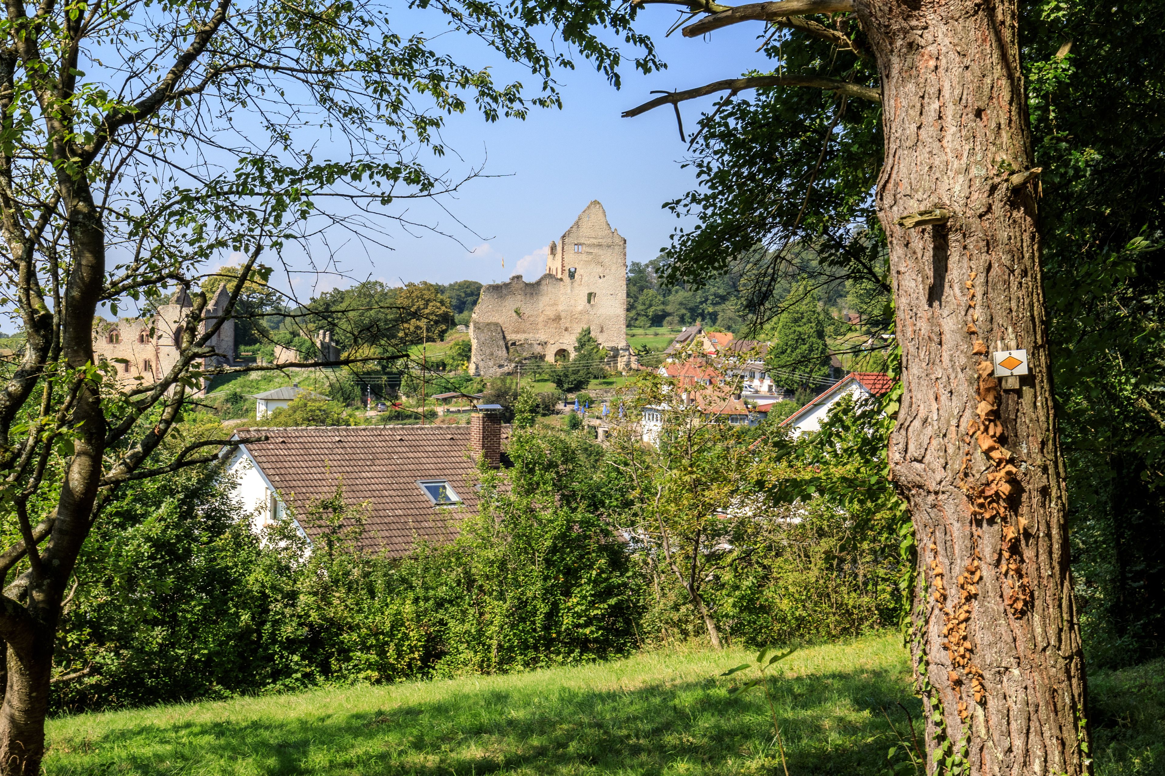 Blick auf die Burg Landeck bei Teningen im Schwarzwald, Wandern auf dem Vierburgenweg