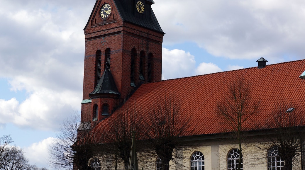 Une église dotée d’un clocher élevé et d’une horloge.