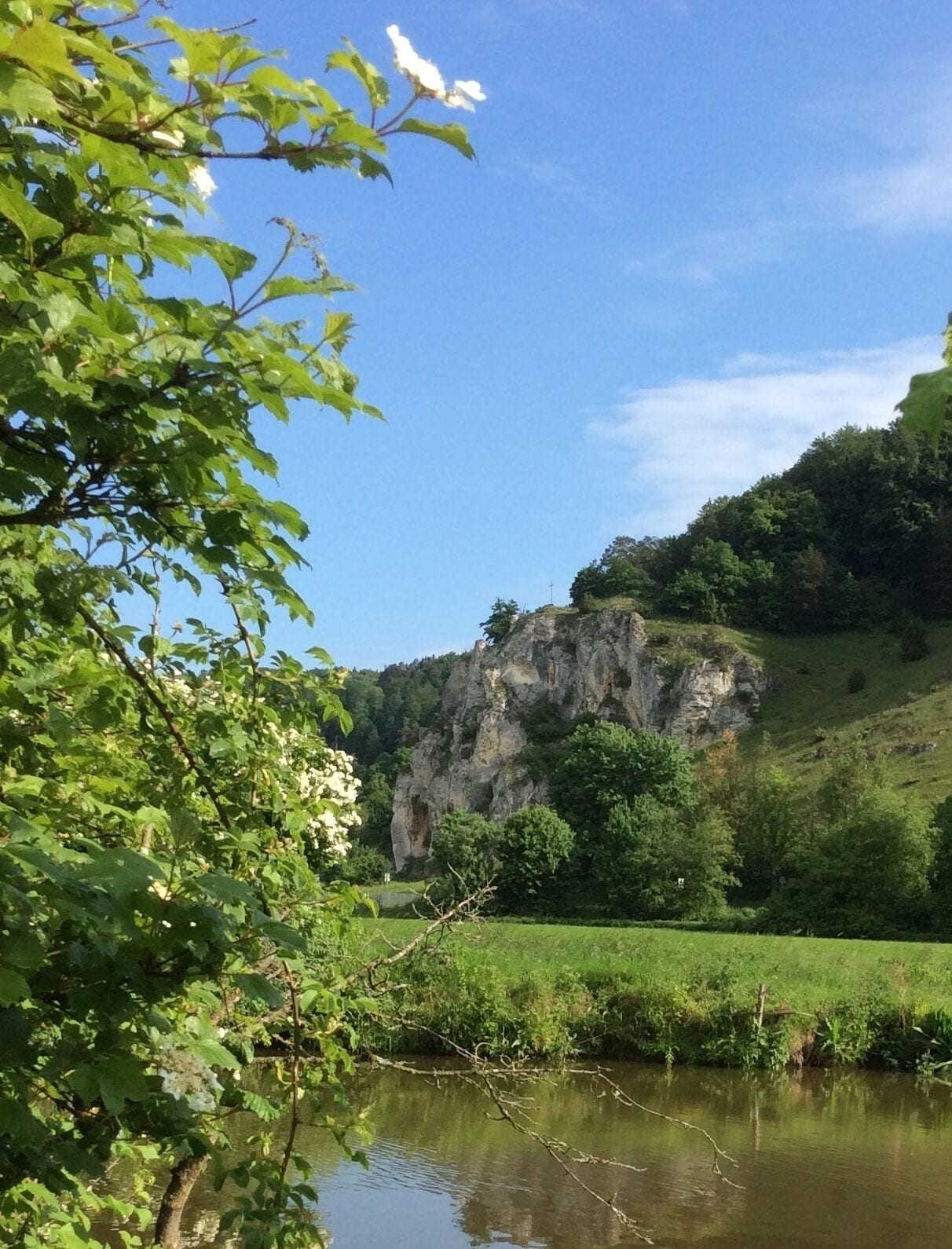 Maderfelsen am Ortsrand von Dollnstein im Altmühltal, Felsturm/-nadel, Geotop 176R019, im Vordergrund die langsam fließende Altmühl