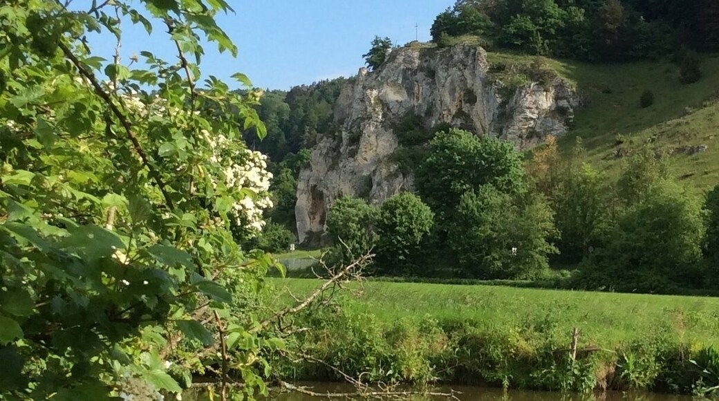 Maderfelsen am Ortsrand von Dollnstein im Altmühltal, Felsturm/-nadel, Geotop 176R019, im Vordergrund die langsam fließende Altmühl
