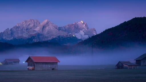 Berge und Landschaft mit Nebel in der Dämmerung - Panorama