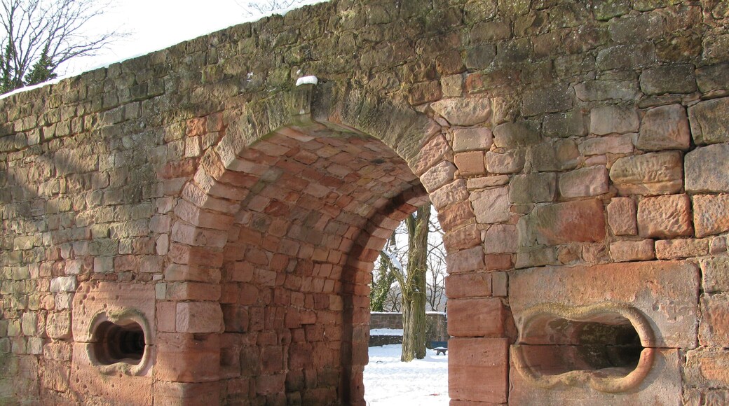 Das Außentor der Burg Nanstein in Rheinland Pfalz. Es befindet sich zu Füßen des Kleinen Rondells am südlichen Ende der Burg. Der Torbau ist 4 Meter stark und wurde im oberen Bereich teilweise rekonstruiert. Die beiden Brillenscharten sind original: Sie dienten dem Einsatz von Handfeuerwaffen. Der Torbau entstand im späten 16. Jahrhundert.