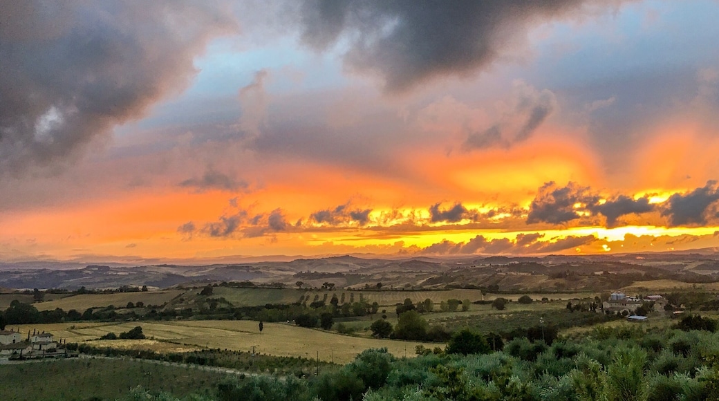 Sunset over the tuscan hills from our bedroom window (!) in Serre di Rapolano. Breathtaking views litterally everywhere you go