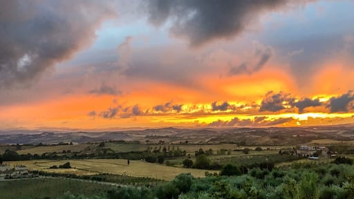 Sunset over the tuscan hills from our bedroom window (!) in Serre di Rapolano. Breathtaking views litterally everywhere you go