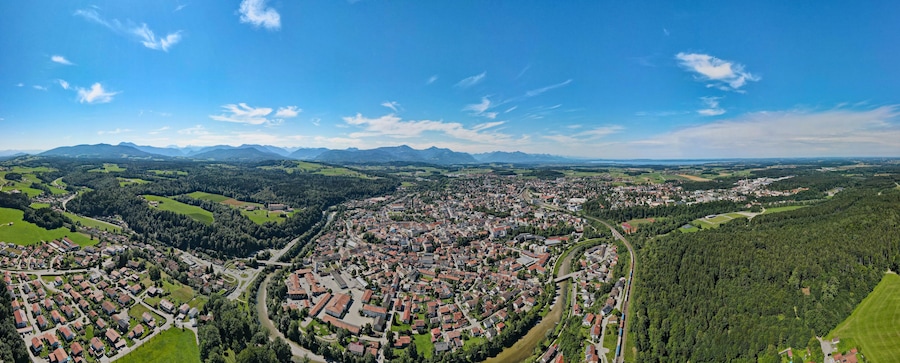 Vista panorámica de un pueblo enclavado en un valle, con montañas al fondo.