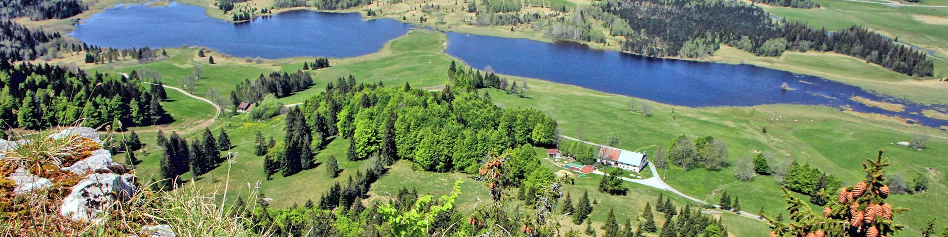Les lacs de Bellefontaine et des mortes vus depuis le belvédère de la roche Bernard.
