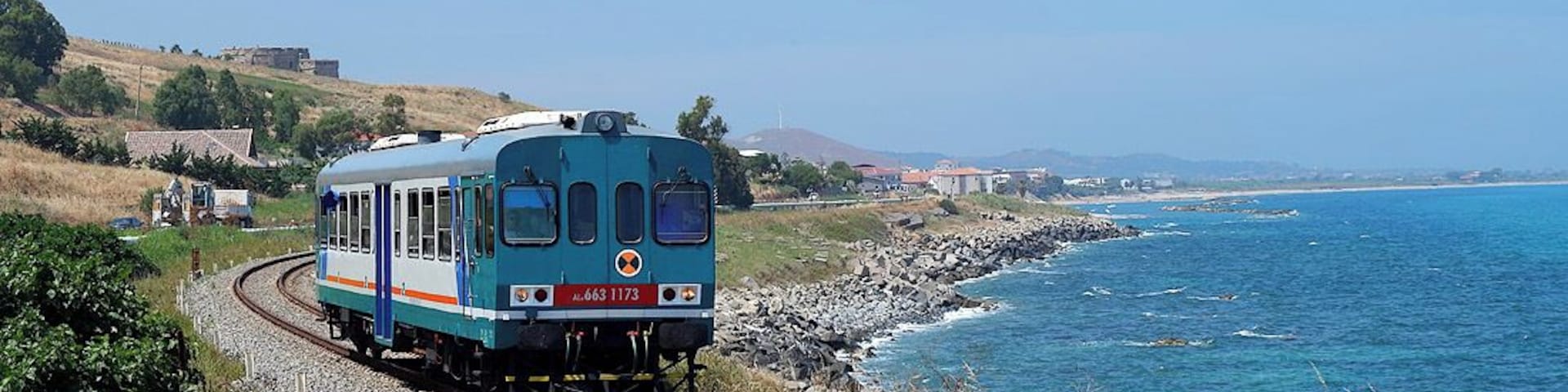 La ferrovia Jonica presso Torre Melissa. È in transito l’automotrice ALn 663.1173.