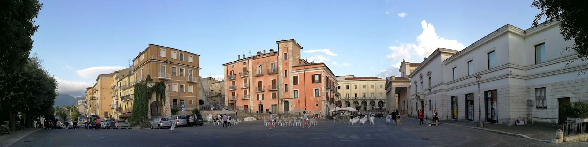 Panoramica della piazza Andrea D'Isernia