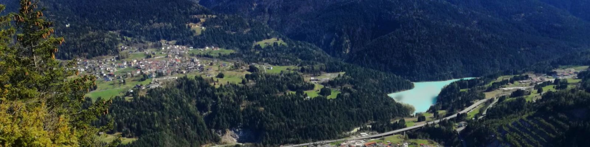 Scorcio delle Dolomiti del Centro Cadore da Lozzo di Cadore. In figura sono presenti il monte Miaron, il Cridola e il Montanel