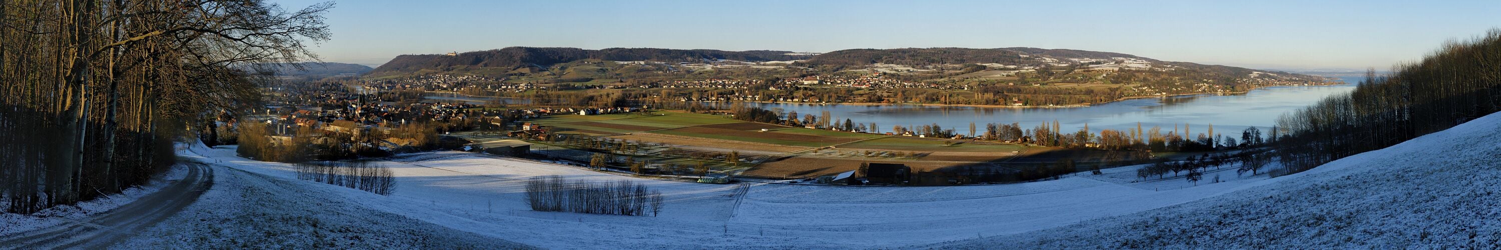 Unweit oberhalb von Eschenz an der Strasse nach Klingenzell liegt dieser Aussichtspunkt. Der Blick auf Eschenz, Stein am Rhein, Untersee und den gegenüberliegenden Schienerberg. Der aussergewöhnlich schöne Sonntag bescherte nahezu ideale Verhältnisse. EXIF Daten: SONY - DSLR-A700 03.01.2010 15:25 1/320 s - f/10 - ISO 200 - 45 mm / 67 mm Aufnahmestandort - Höhe / Koordinate: Eschenz Freudenfels 498 m – 708621 / 277597 (N47.64003 E8.88410) Blickrichtung: 359° - Öffnungswinkel: 135° Panorama aus 19 x 3 (BRK) Hochformataufnahmen. Kamera auf Stativ und mit Novoflex-Panoplatte inkl. Eigenbau-Nodalpunktadapter.