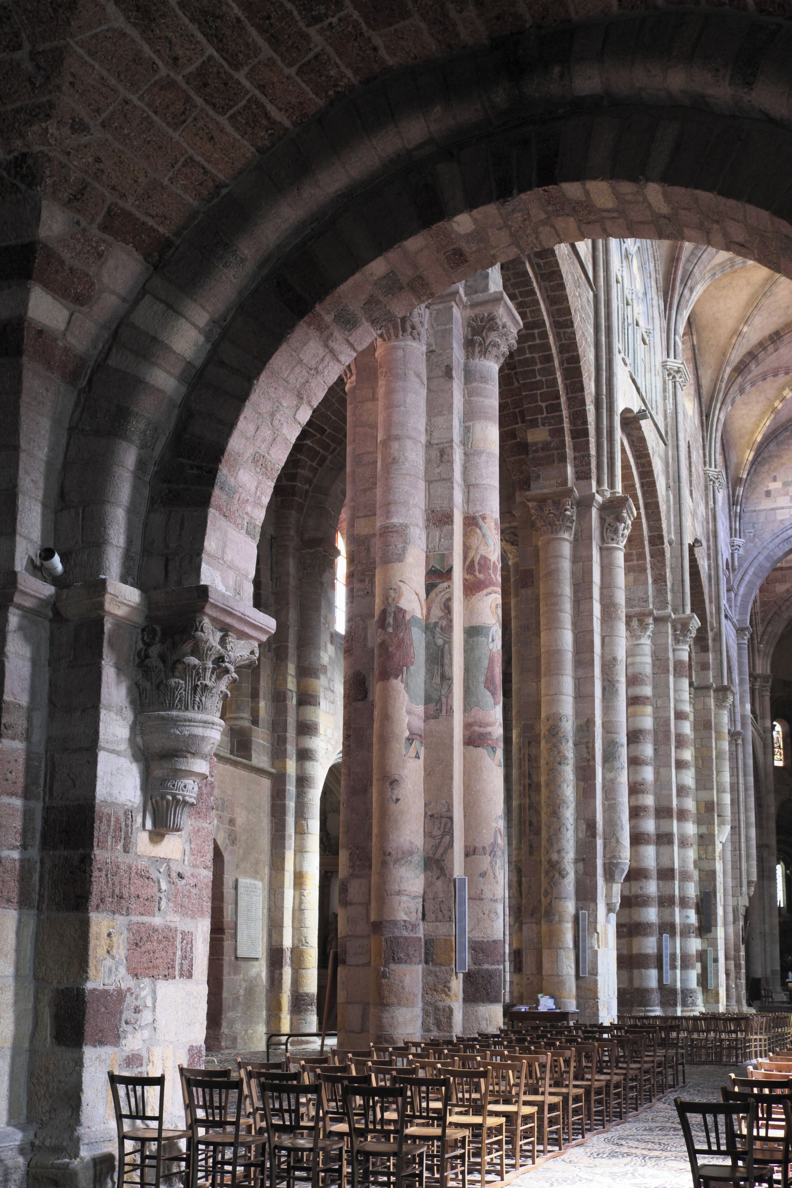 Ehemalige Stiftskirche Saint-Julien in Brioude im Département Haute-Loire (Auvergne-Rhône-Alpes/Frankreich), Innenraum