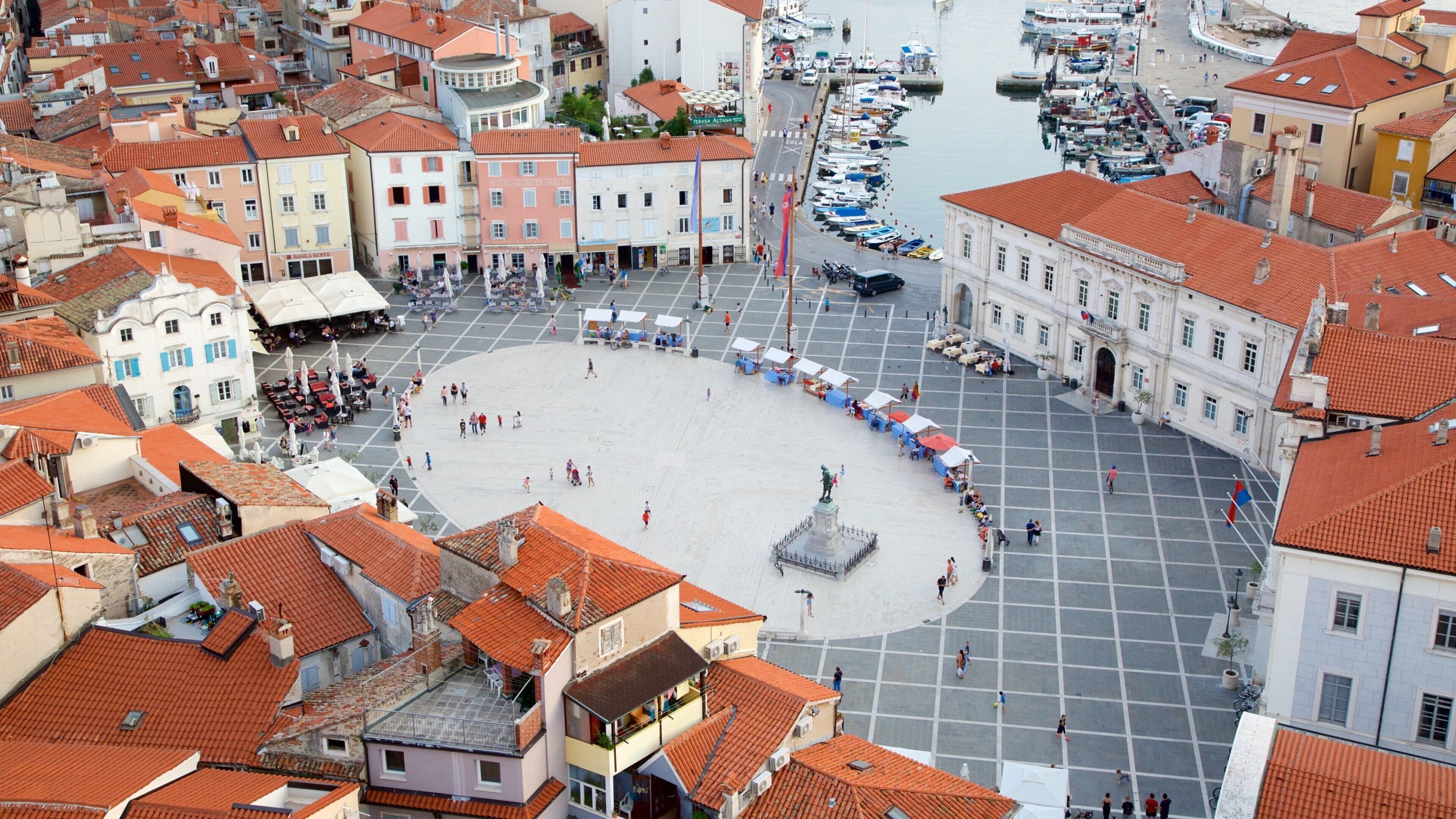 Piran que incluye una ciudad costera, un parque o plaza y vistas generales de la costa