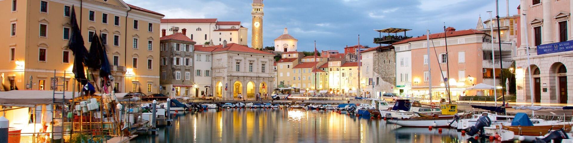 Piran que incluye escenas nocturnas, un puerto deportivo y una localidad costera