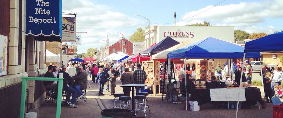 Mascoutah Fall Fest.
Main Street getting crowded, music, car show, chili cook off, arts and crafts, bbq and beer.
A perfect Midwest fall event..