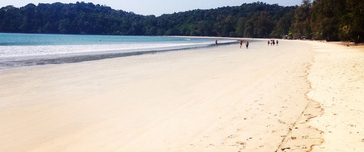 Hello from Paradise! We have started our little Island Hopping Adventure in the South of Thailand. First stop: Koh Phayam. A quiet Island which still has a true 'in the middle of nowhere' feel to it. I can count the people around me in two hands. Never been to such an empty beach before. It's lovely! Also very pleased with our accommodation: open-air shower and a huge hammock big enough for two on our veranda. Just swam in the ocean for nearly an hour - the water temperature is divine!! Looking forward to a very relaxed few days on this picture perfect Island! 
#alifefullofserendipity #serendipitytess #serendipity #TroveOn #travel #traveling #travelblog #travelstoke #travelphotography #traveltheworld #rtw #thai #thailand #thainess #paradise #whitesand #beach #kohphayam #island #sand #sea #sun #perfect #photography #photooftheday #photo