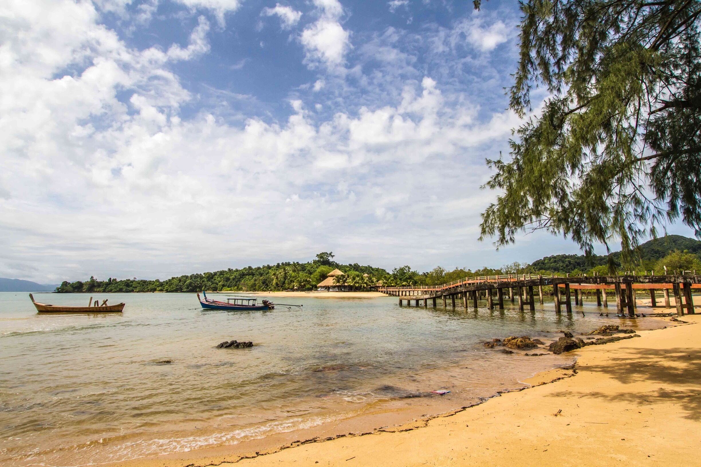Looking across the bridge towards probably the must #luxury #hotel on Koh Phayam, #Thailand 🇹🇭 - Blue Sky Resort.
#LifeAtExpedia