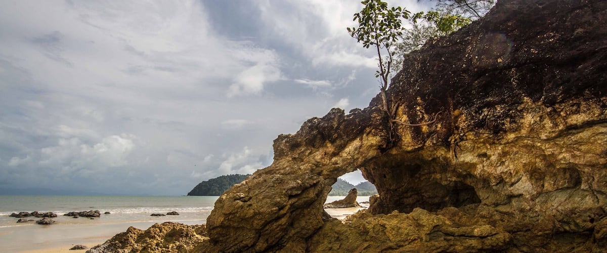 Koh Phayam, #Thailand 🇹🇭 is definitely not a victim of “overtourism” - at least, not yet and not during the low season. My #travel buddy and I were there for most of a week and saw maybe five or six other tourists! This was Buffalo Bay, which we walked up and down twice and I don’t recall seeing anyone except a few local kids.
#LifeAtExpedia