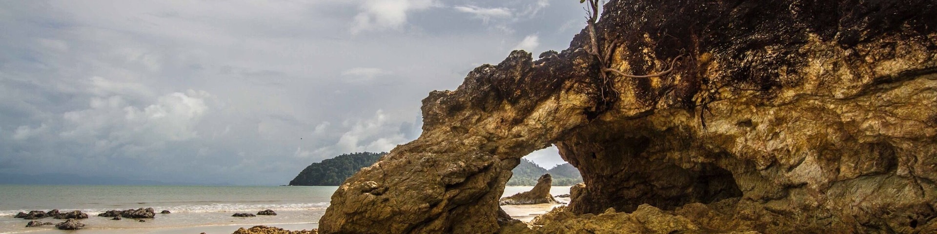 Koh Phayam, #Thailand 🇹🇭 is definitely not a victim of “overtourism” - at least, not yet and not during the low season. My #travel buddy and I were there for most of a week and saw maybe five or six other tourists! This was Buffalo Bay, which we walked up and down twice and I don’t recall seeing anyone except a few local kids.
#LifeAtExpedia