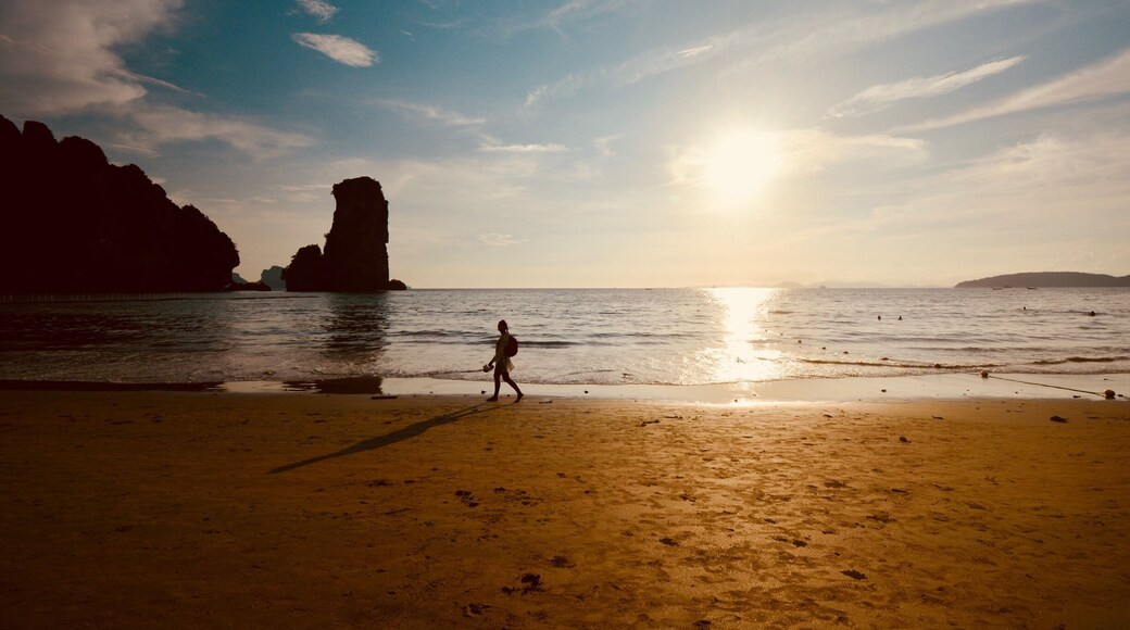 “The sun is setting, lets get back to home!!”
This photograph was taken at Krabi beach, Thailand.
#LifeAtExpedia