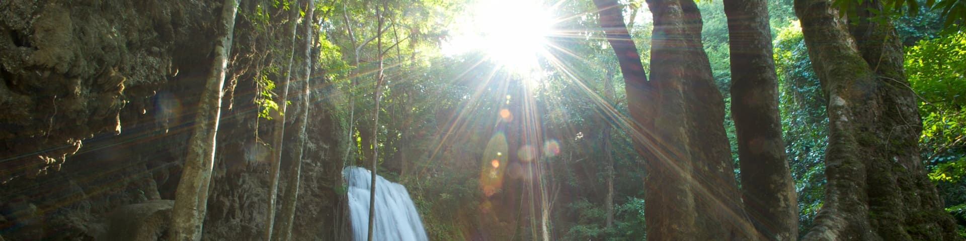 Kanchanaburi mostrando un lago o espejo de agua, selva y cataratas