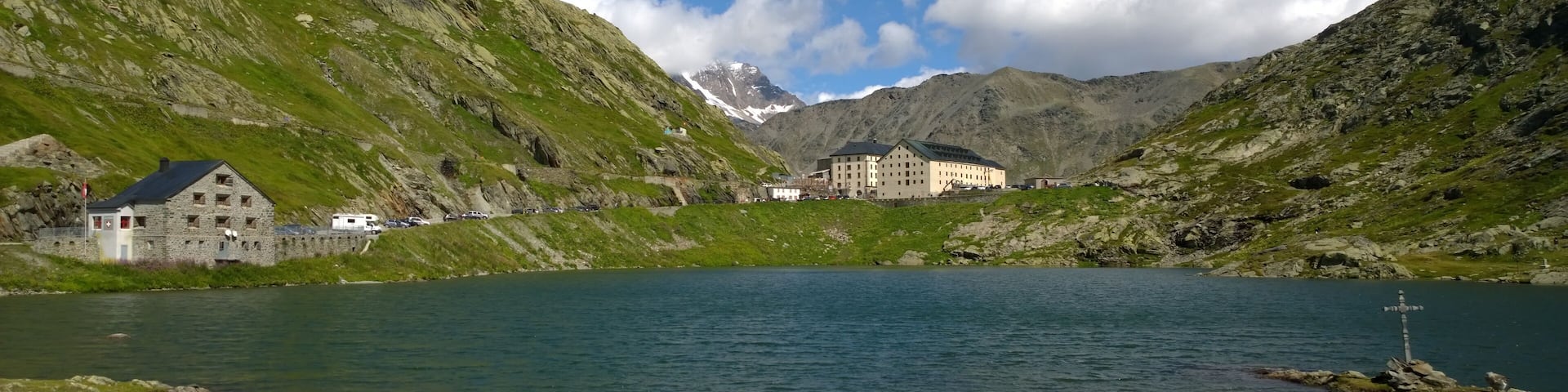Blick von italienischer Seite auf den Grossen Sankt Bernhard Pass: links die Eidgenössische AFD Zollstelle, mittig der Pass mit den Hospiz Häusern auf dem Grossen Sankt Bernhard