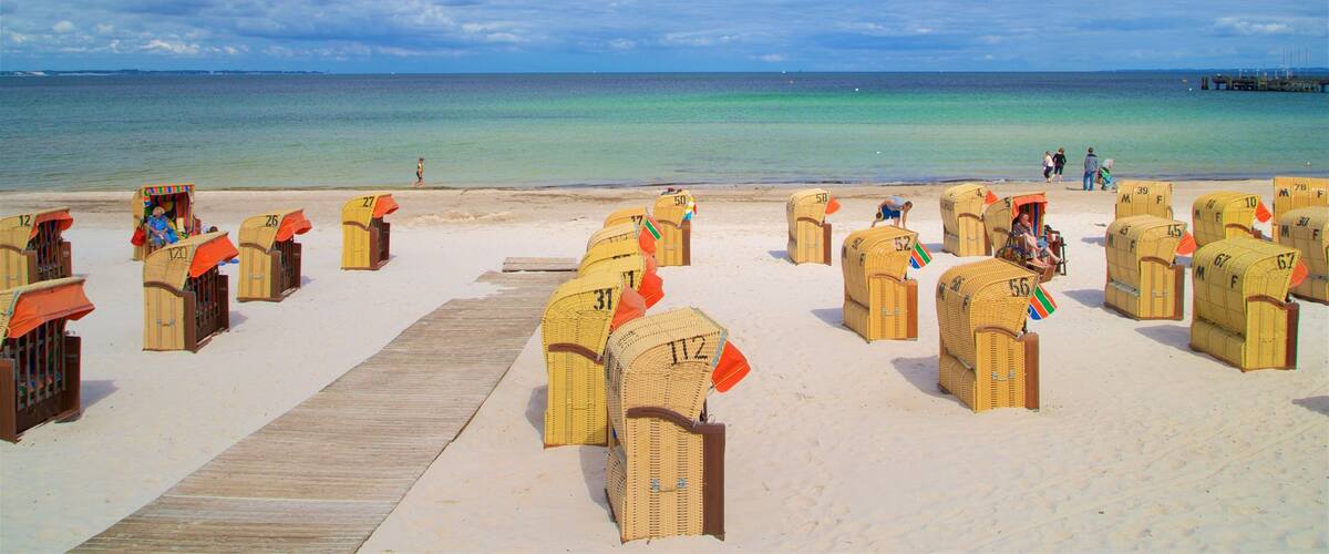 Scharbeutz có tính năng bãi biển cát và cảnh bờ biển