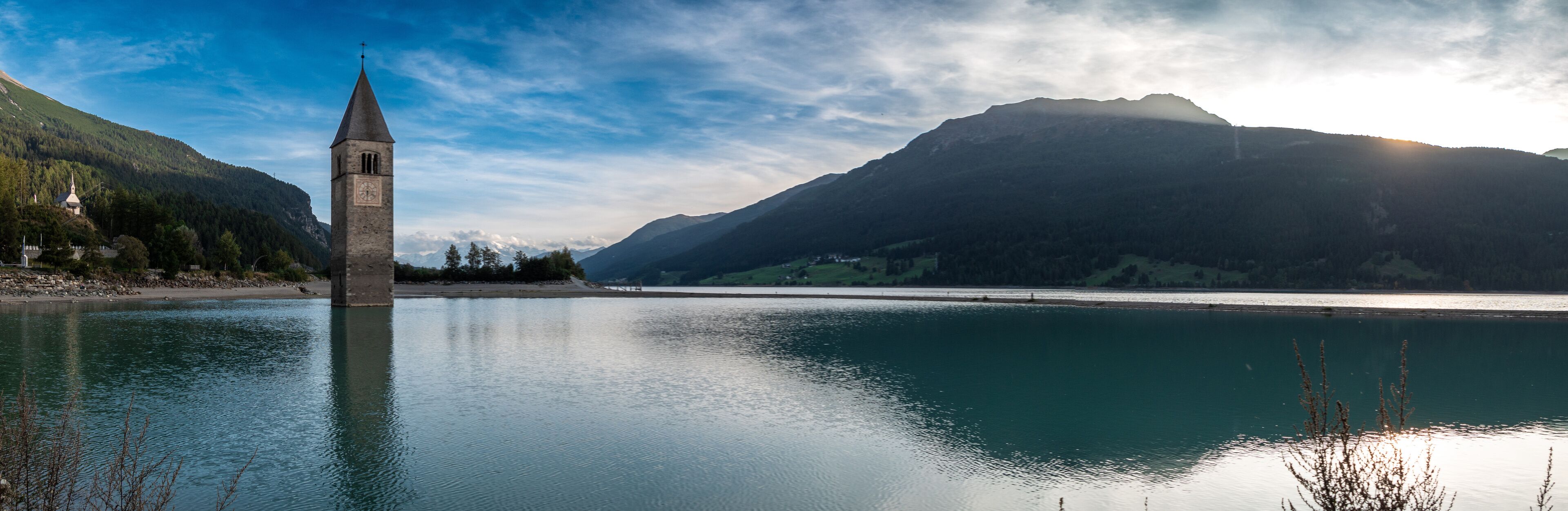 Graun im Vinschgau, Italien: Panorama am Reschensee