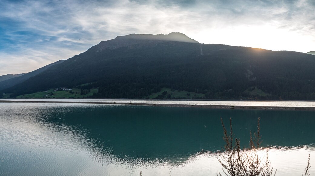 Graun im Vinschgau, Italien: Panorama am Reschensee