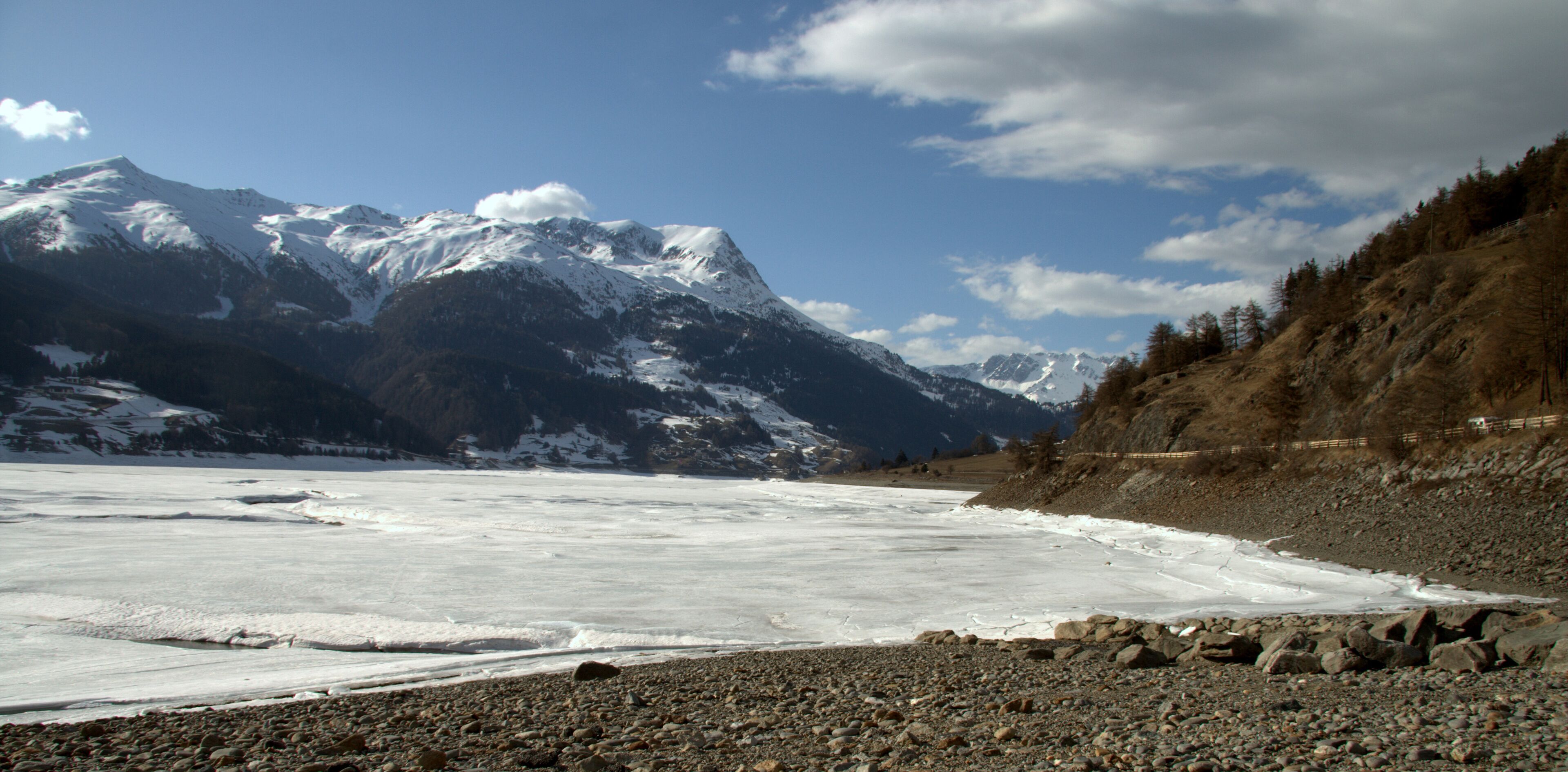 Вид на південну сторону штучного озера Lago di Resia