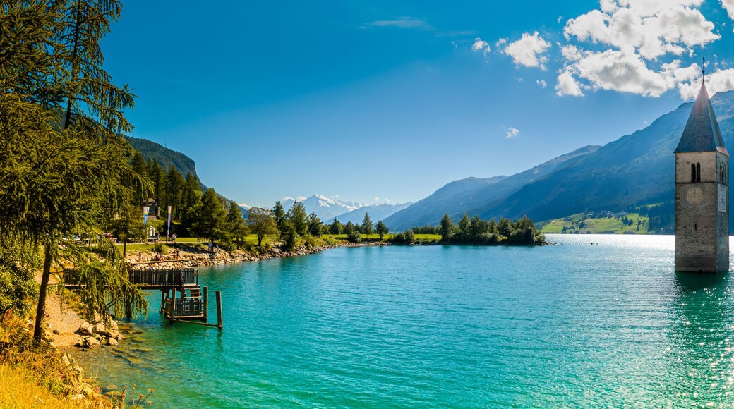 campanile 01 - in Val Venosta, spunta dal lago il campanile della vecchio paese di Curon
