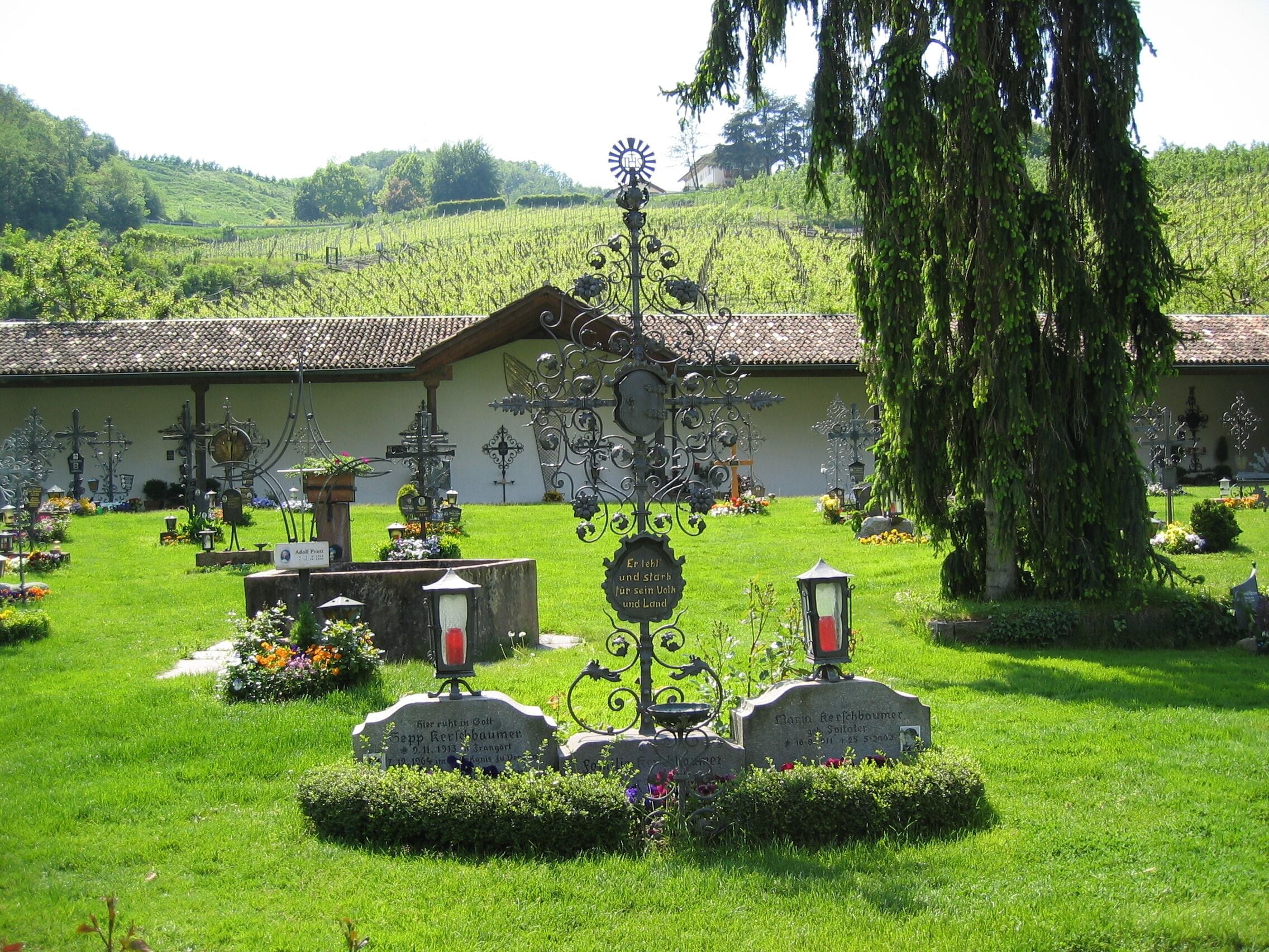 Letzte Ruhestätte von Sepp Kerschbaumer in Frangart Südtirol