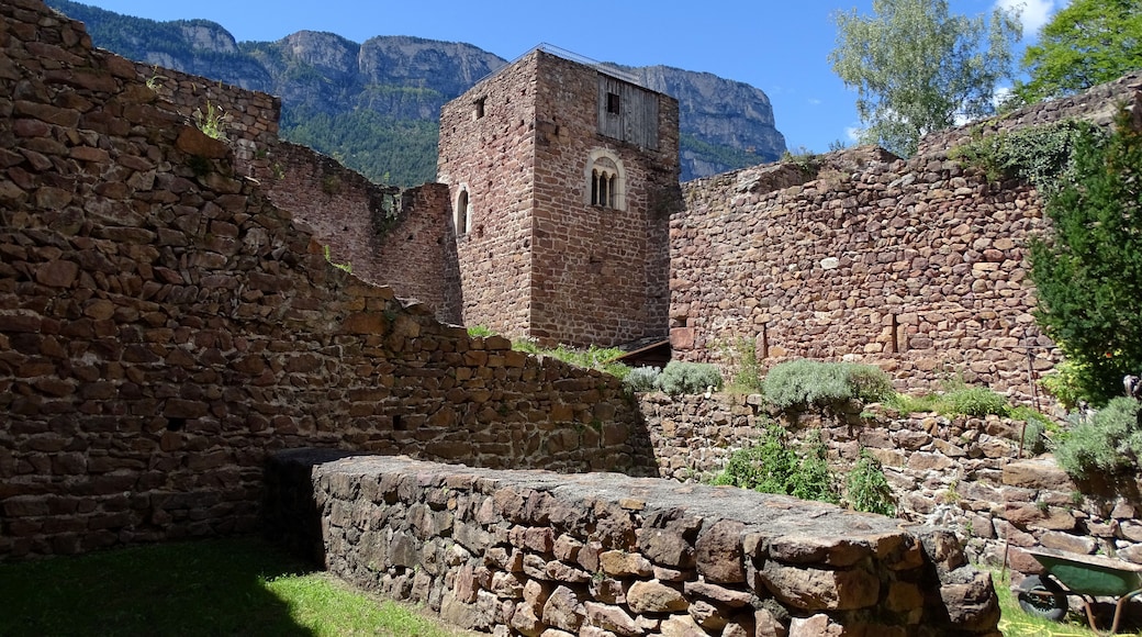 Das Schloss Boymont ist eine mittelalterliche Burgruine westlich von Bozen über dem Eppaner Ortsteil Missian in Südtirol. Die Ruine befindet sich auf einem Felsrücken mit herrlichen Ausblick ins Bozner Land.