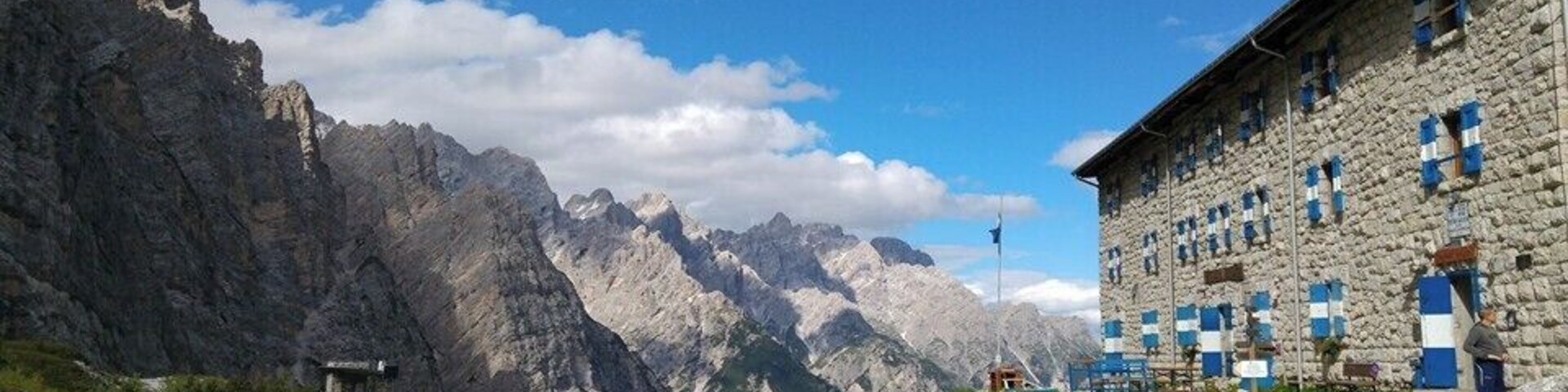 Il Rifugio Pietro Galassi, sullo sfondo le Marmarole