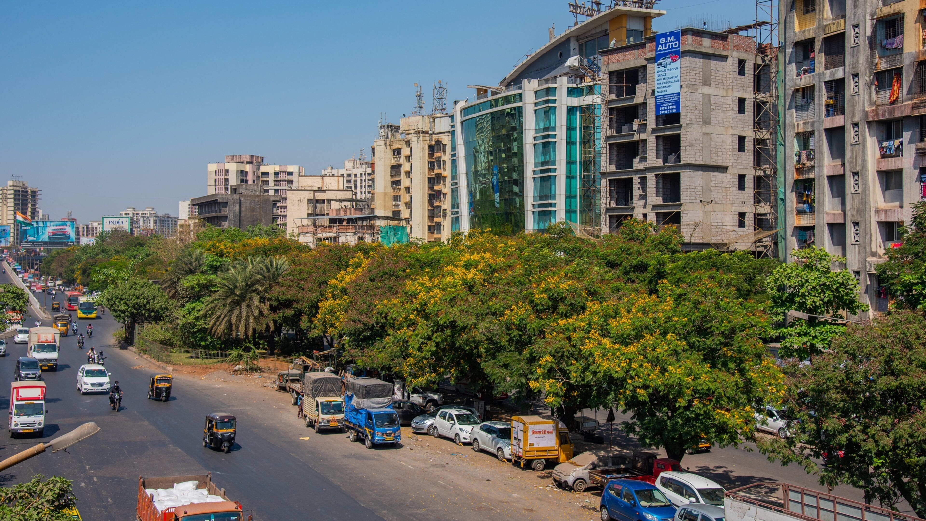 Thane featuring street scenes and a city